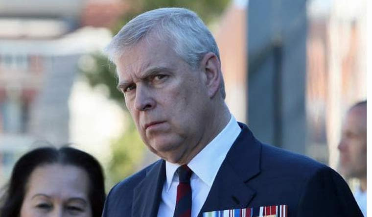 "Lần cuối tôi đến thăm nhà của ông ta (Epstein), tôi bước vào, thấy ông ấy mặc áo nỉ và một người đàn ông Anh mặc vest đang được hai cô gái trẻ người Nga ăn mặc đẹp mát-xa chân", Brockman kể lại. Ảnh: The Week. 