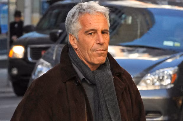 Được biết, tỷ phú Epstein bị truy tố hai tội danh gồm cầm đầu đường dây mại dâm trẻ vị thành niên và lạm dụng tình dục trẻ vị thành niên. Ảnh: NYP. 