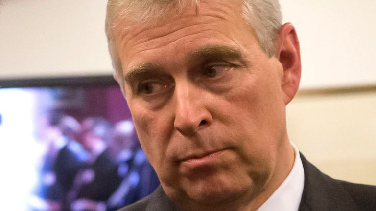 Tuy nhiên, phía Hoàng gia Anh liên tục bác bỏ mọi cáo buộc về mối quan hệ giữa Hoàng tử Andrew và tỷ phú Epstein. Điện Buckingham cho biết Hoàng tử Andrew cảm thấy kinh hoàng trước những báo cáo gần đây về tội phạm của tỷ phú Epstein và khinh bỉ hành vi bóc lột con người, đồng thời phản đối những hành động gớm ghiếc đó. Ảnh: Sky. 