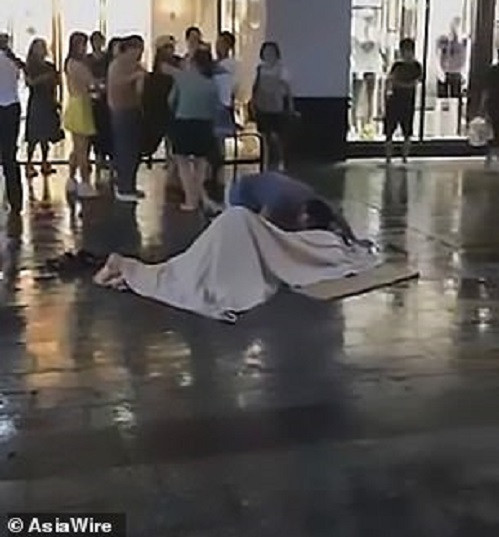 Ngoài ra, một người mua sắm khác cũng bị thương trong sự cố này.