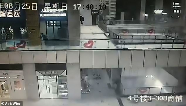 Hình ảnh được đăng tải cho thấy người phụ nữ đã bịt tai, nhưng nước vẫn trút thẳng xuống đầu cô và tràn xuống cả tầng một.