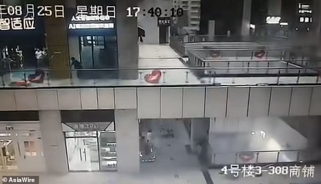 Hình ảnh được đăng tải cho thấy người phụ nữ đã bịt tai, nhưng nước vẫn trút thẳng xuống đầu cô và tràn xuống cả tầng một.