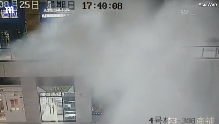 Khi đó, phần mái phủ bằng vải bạt của trung tâm này đã bị thủng, khiến một lượng nước lớn trút xuống trúng người phụ nữ đang đi mua sắm ở tầng hai của trung tâm.