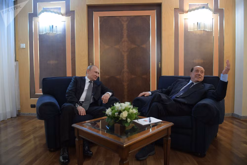 Đài Sputnik mới đây đăng tải loạt ảnh nói về tình bạn của các chính trị gia thế giới. Ảnh: Tổng thống Nga Putin (trái) trao đổi với cựu Thủ tướng Italy Silvio Berlusconi tại sân bay Fiumicino ở Rome, Italy. Được biết, hai người có mối quan hệ thân thiết từ khi ông Berlusconi còn tại nhiệm. (Nguồn ảnh: Sputnik).