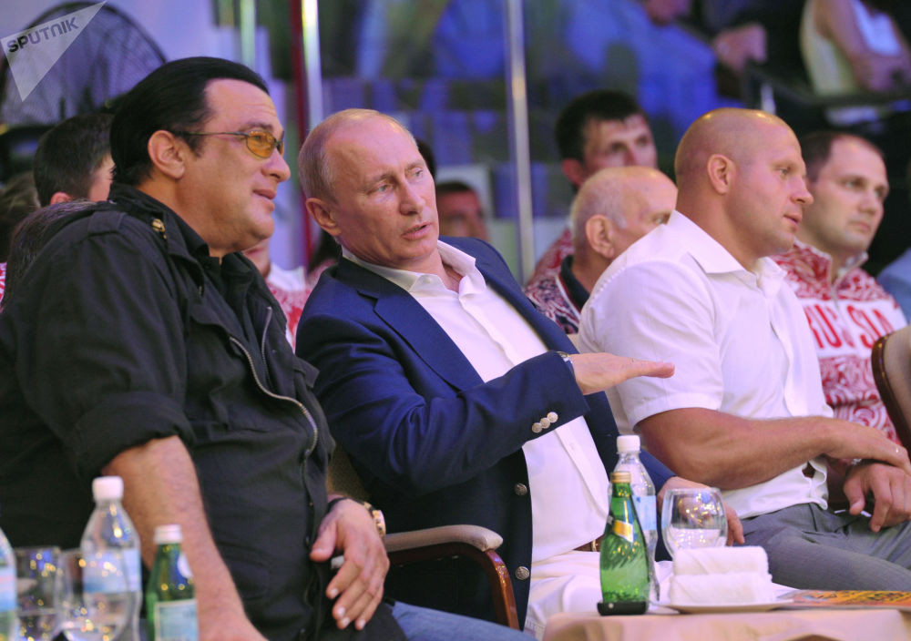 Nam diễn viên người Mỹ Steven Seagal cũng là một người bạn của Tổng thống Nga Putin. Ông Seagal đã được cấp quốc tịch Nga hồi năm 2016.