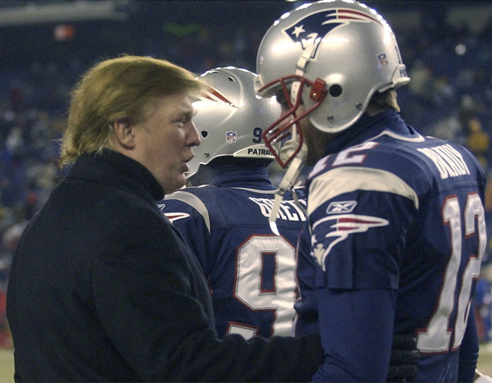 Ông Donald Trump, hiện nay là Tổng thống Mỹ, khá thân thiết với ngôi sao bóng bầu dục Tom Brady. Ảnh: Ông Trump dừng lại để trò chuyện với Tom Brady trước trận đấu tại sân vận động Gillette, bang Massachusetts, ngày 10/1/2004.