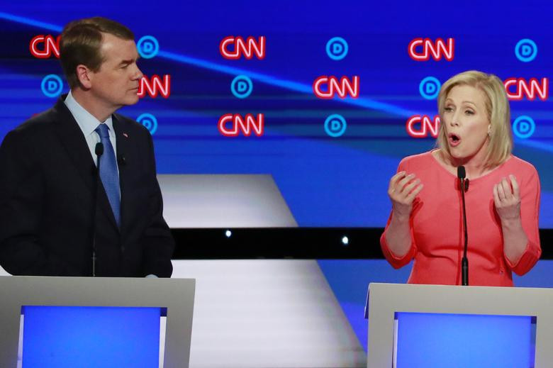 Thượng nghị sĩ Kirsten Gillibrand phát biểu trong khi Thượng nghị sĩ Michael Bennet lắng nghe.