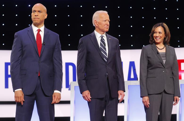 Tại buổi tranh luận, các ứng cử viên Đảng Dân chủ cũng đề cập đến nhiều vấn đề khác như biến đổi khí hậu, nhập cư và nạn phân biệt chủng tộc,...