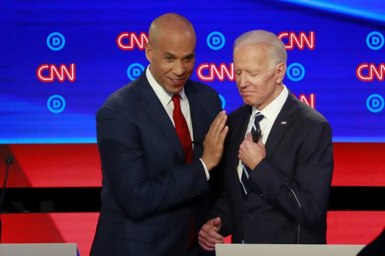 Thượng nghị sĩ Cory Booker và cựu Phó Tổng thống Mỹ Joe Biden trong buổi tranh luận tối 31/7.