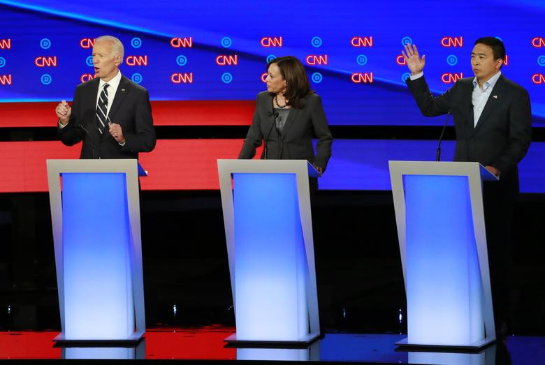 Từ trái sang: Cựu Phó Tổng thống Mỹ Joe Biden, Thượng nghị sĩ Kamala Harris và doanh nhân Andrew Yang.