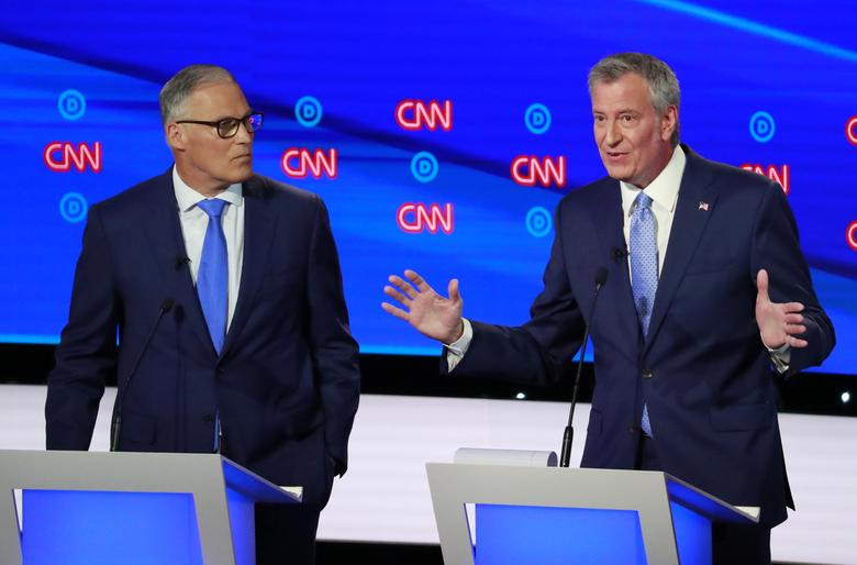 Thống đốc bang Washington Jay Inslee lắng nghe Thị trưởng thành phố New York Bill de Blasio phát biểu trong đêm tranh luận thứ hai của vòng 2 trước cuộc bầu cử sơ bộ nhằm giành tấm vé đại diện cho Đảng Dân chủ tham dự cuộc đua vào Nhà Trắng năm 2020.