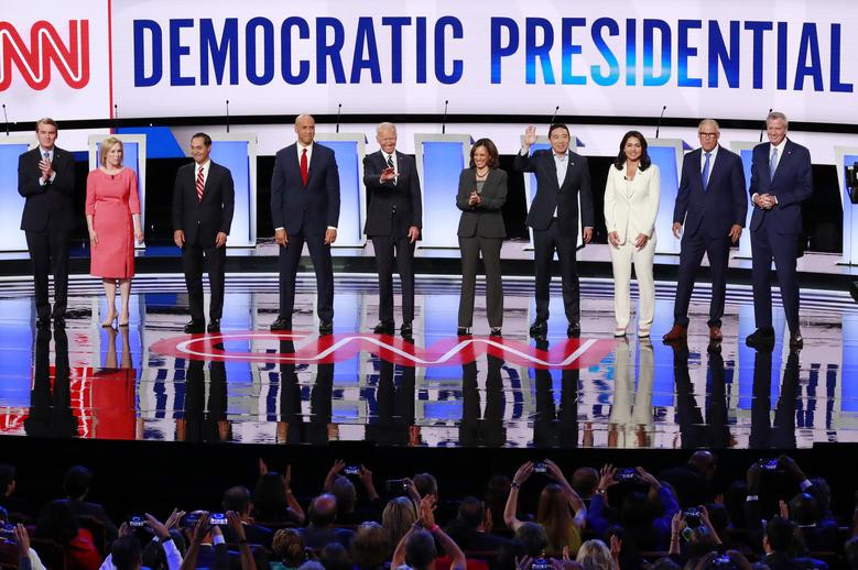 Tối 31/7 (giờ Mỹ, sáng 1/8 giờ Việt Nam), 10 ứng cử viên Tổng thống Mỹ còn lại của Đảng Dân chủ đã bước vào đêm tranh luận thứ hai của vòng 2 được phát sóng trực tiếp trên truyền hình tại thành phố Detroit, bang Michigan. (Nguồn ảnh: Reuters)