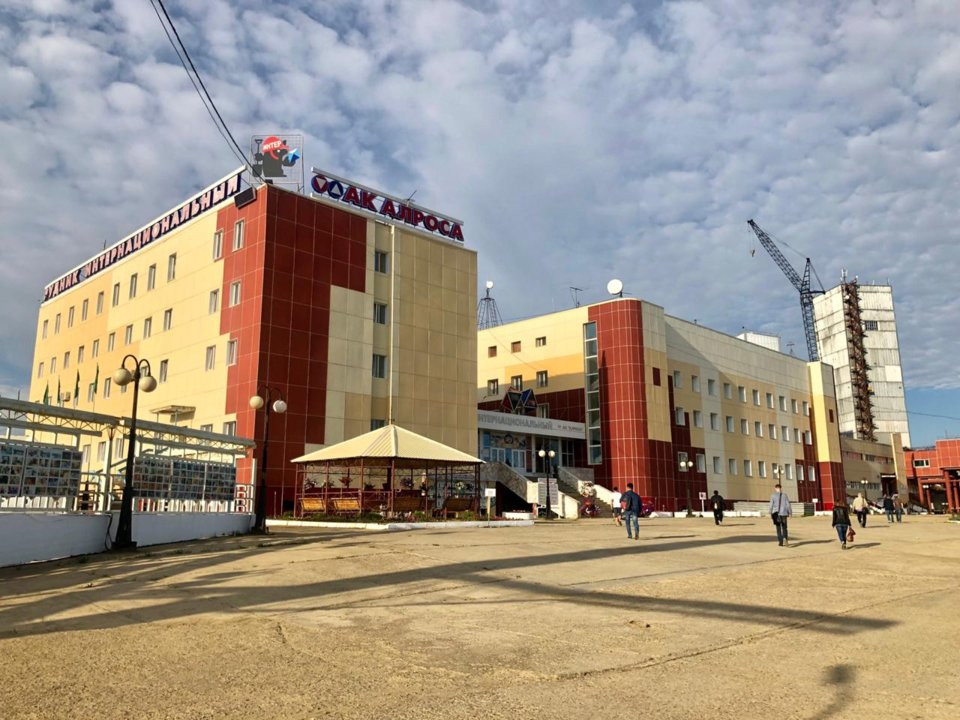 Mỏ kim cương International, nằm cách Mirny khoảng 16 km, được mở cửa vào năm 1999.