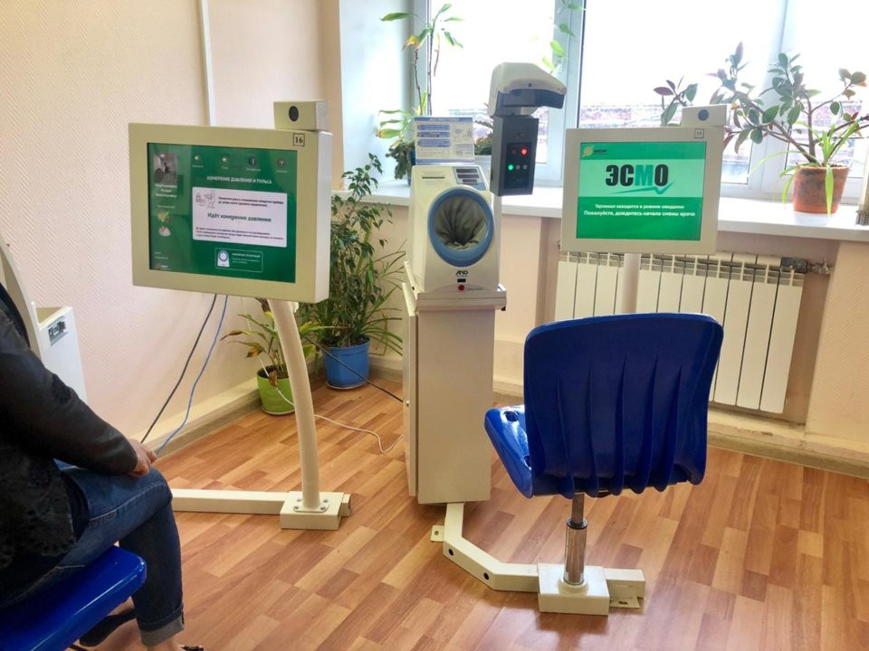 Trước mỗi ca làm việc, Innokentiy và toàn bộ thợ mỏ khác phải kiểm tra sức khoẻ...