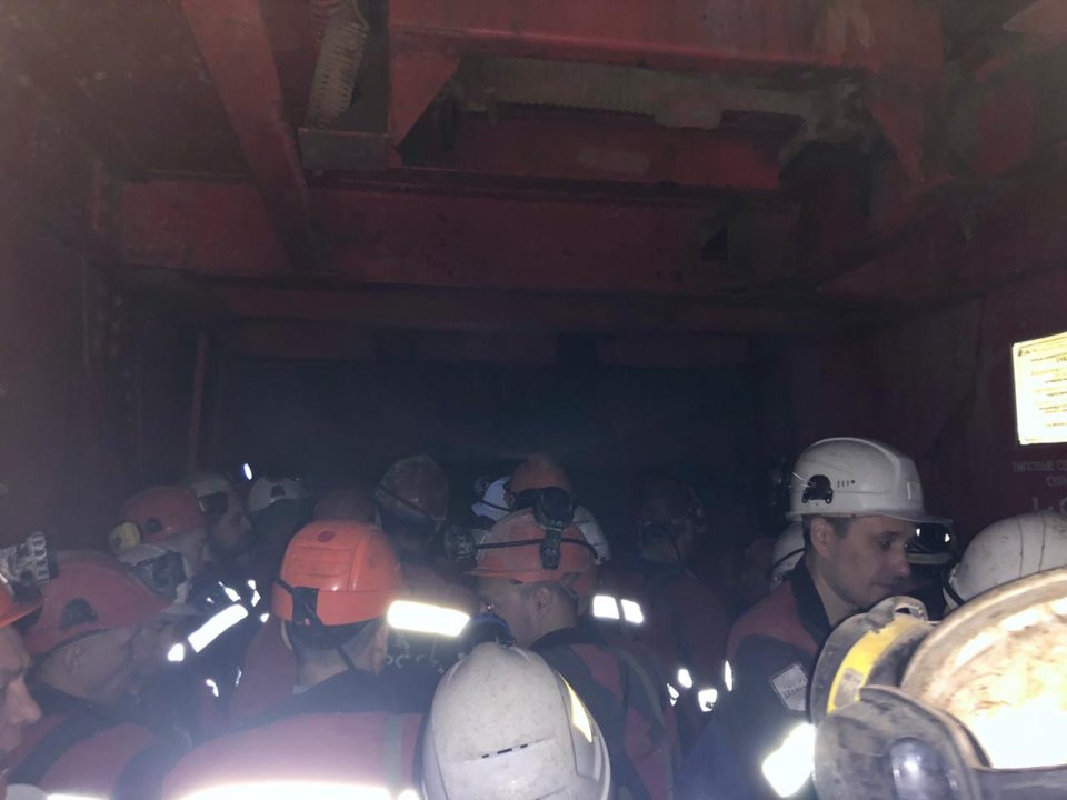 Các công nhân đi thang máy xuống mỏ dưới lòng đất. Điểm sâu nhất của mỏ này cách mặt đất khoảng 1 km.