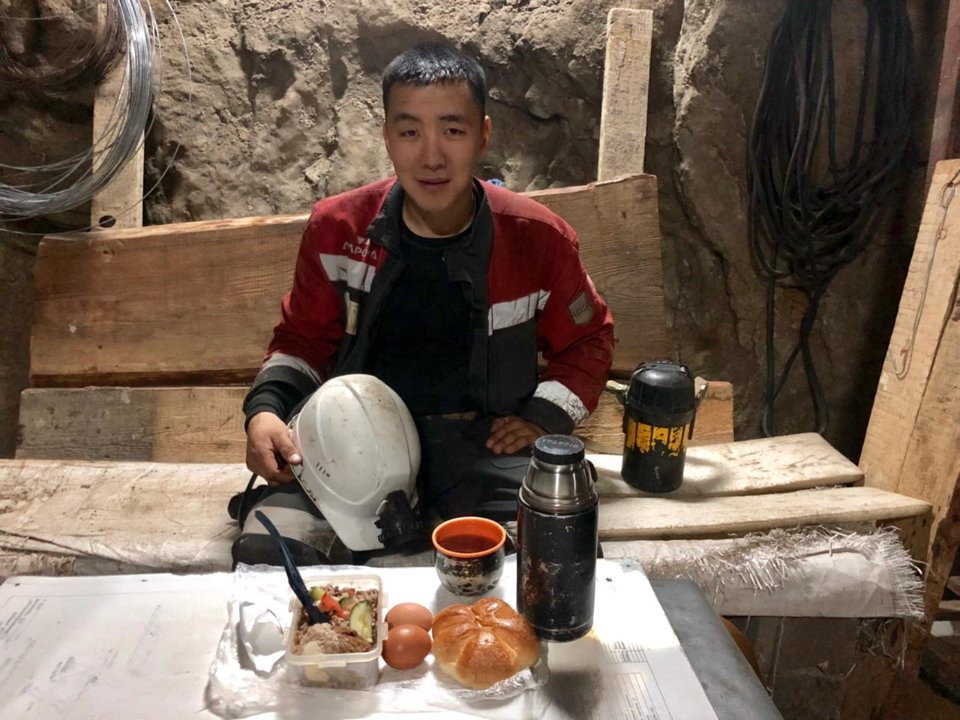 Innokentiy ăn trưa ngay trong mỏ kim cương này.