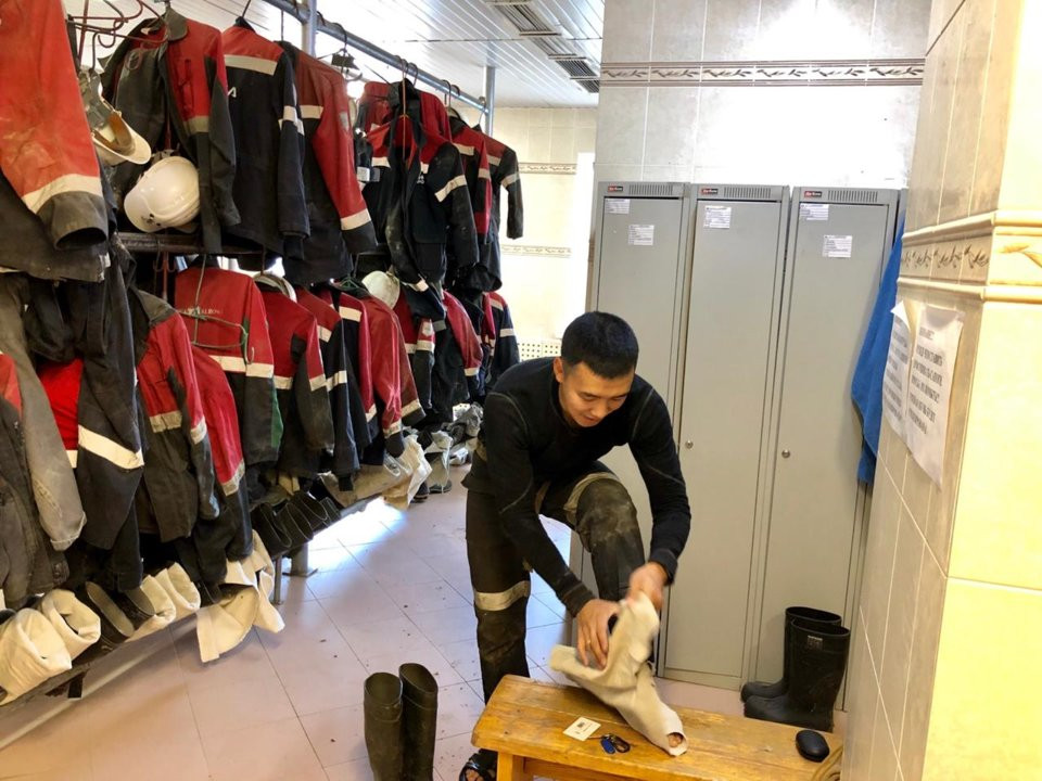 Sau bữa sáng, các thợ mỏ được giao công việc cụ thể trong ngày. Họ có 5 phút để thay đồng phục.