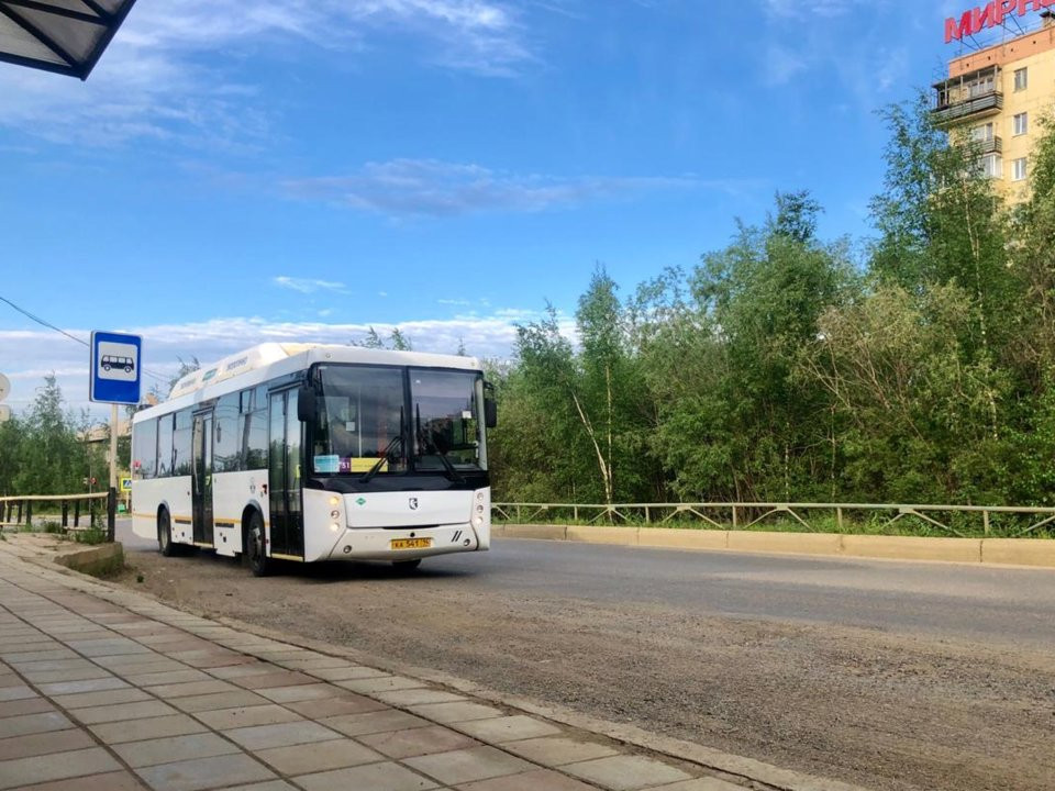 Khoảng 6h15, Innokentiy lên xe buýt và mất khoảng 30 phút để tới mỏ kim cương International, nằm ở ngoại ô Mirny.