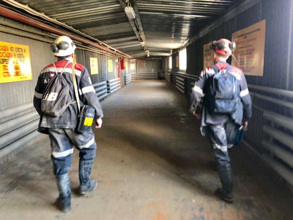 Innokentiy cho biết trong mỗi ca làm việc có khoảng 100 người ở mỏ International.