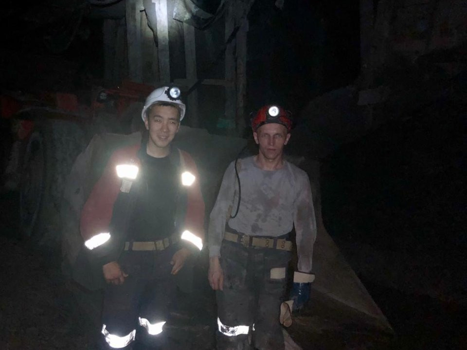 Vào khoảng 16h50, các thợ mỏ ra thang máy để "trở về" mặt đất sau 9 tiếng làm việc.