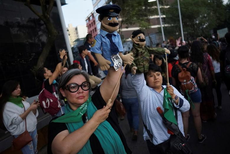 Theo hãng thông tấn Reuters, đông đảo phụ nữ mới đây tiếp tục tham gia vào cuộc biểu tình đòi công lý cho hai nữ sinh bị cảnh sát cưỡng hiếp ở Mexico City hồi đầu tháng 8/2019. (Nguồn ảnh: Reuters)