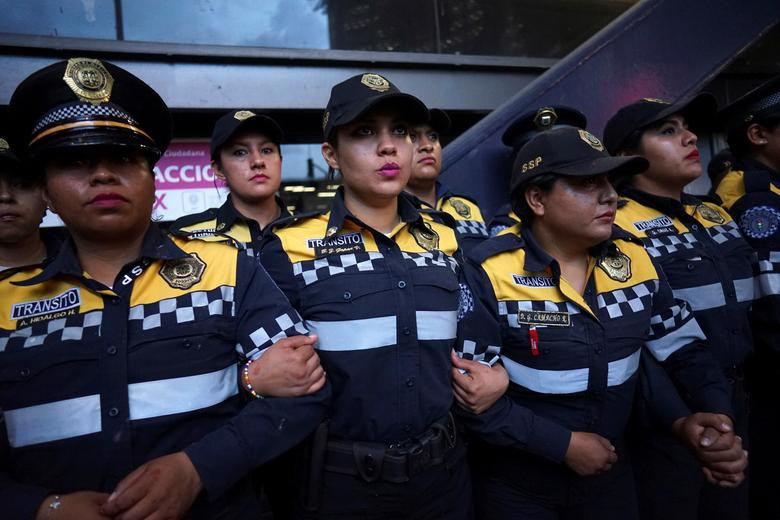 Hàng rào cảnh sát ngăn người biểu tình ở Mexico ngày 16/8.