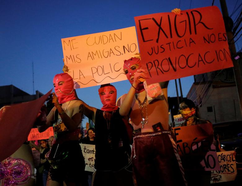 Đến ngày 8/8, một thiếu nữ 16 tuổi cáo buộc một cảnh sát cưỡng bức cô tại bảo tàng nhiếp ảnh quốc gia ở trung tâm thủ đô Mexico. Được biết, cảnh sát này đã bị bắt ngay sau đó.