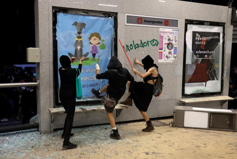 Người biểu tình đập phá một trạm xe buýt ở Mexico City.