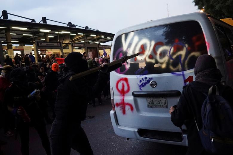 Những người phụ nữ đập phá một phương tiện trong cuộc biểu tình "Cảnh sát không bảo vệ chúng tôi, họ cưỡng bức chúng tôi". Mời độc giả xem thêm video: Mexico bắt trùm tập đoàn ma túy khét tiếng Zetas (Nguồn: VTC14)