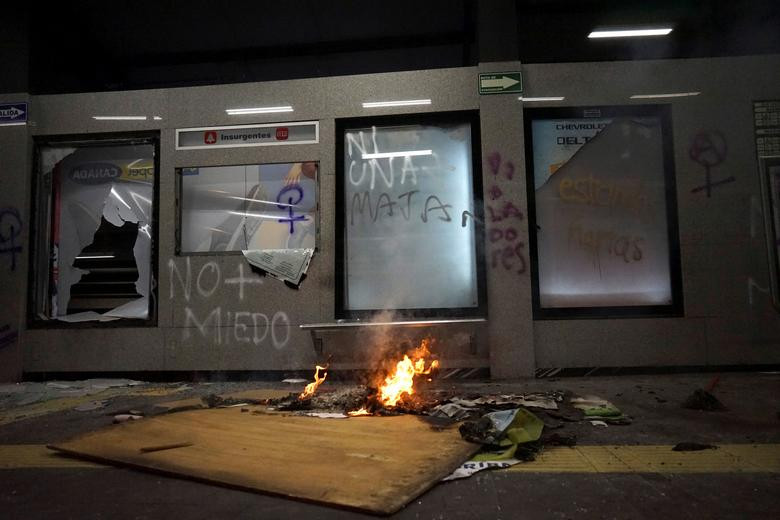 Khu vực trạm xe buýt ở Mexico City bị đập phá hôm 16/8.