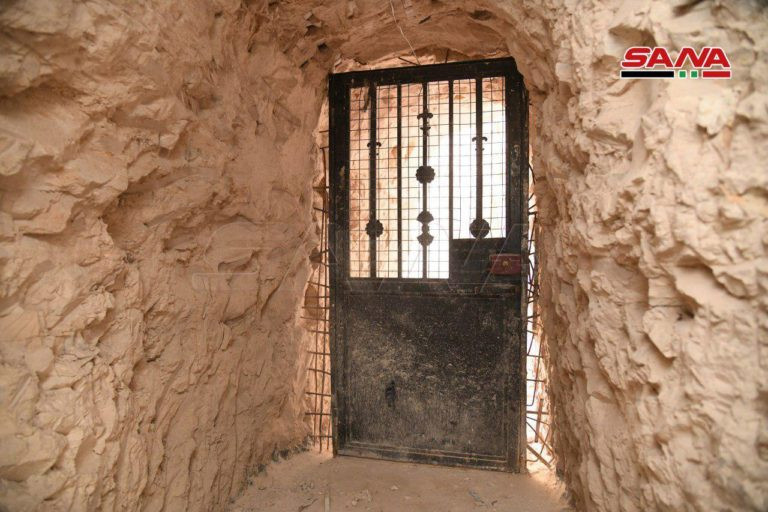 Một cánh cửa chặn lối đi trong mạng lưới đường hầm gần thị trấn Khan Sheikhoun. Ảnh: SANA.
