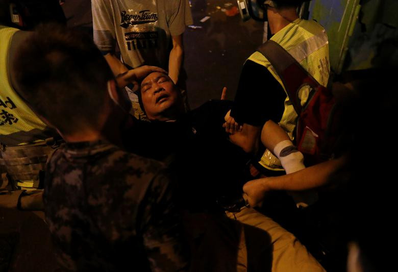 Lực lượng tình nguyện hỗ trợ một người đàn ông bị thương ở Sham Shui Po.