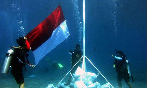 Thượng cờ dưới biển là một phần không thể thiếu của quốc gia vạn đảo. Ảnh: Tribunnews