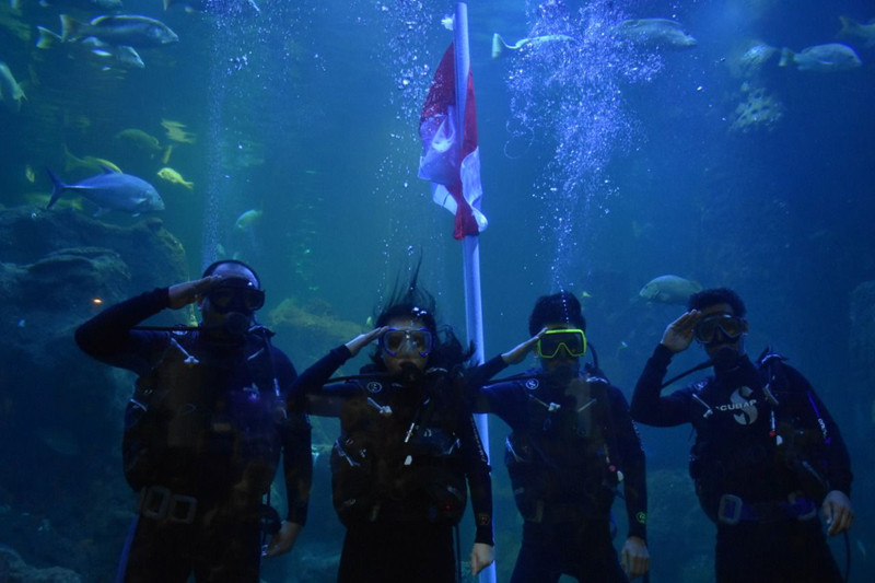 Lễ thượng cờ độc đáo giữa hàng ngàn chú cá của khu du lịch biển Ancol, Jakarta. Ảnh: Semarak.co