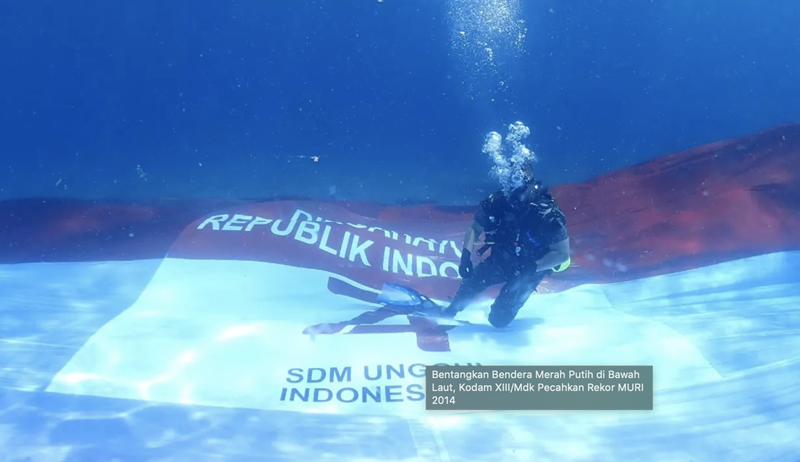 Quân đội Indonesia phá vỡ kỉ lục nước này khi đem lá cờ khổng lồ dài 350m trải dài dưới biển Manado. Ảnh: TNIAD