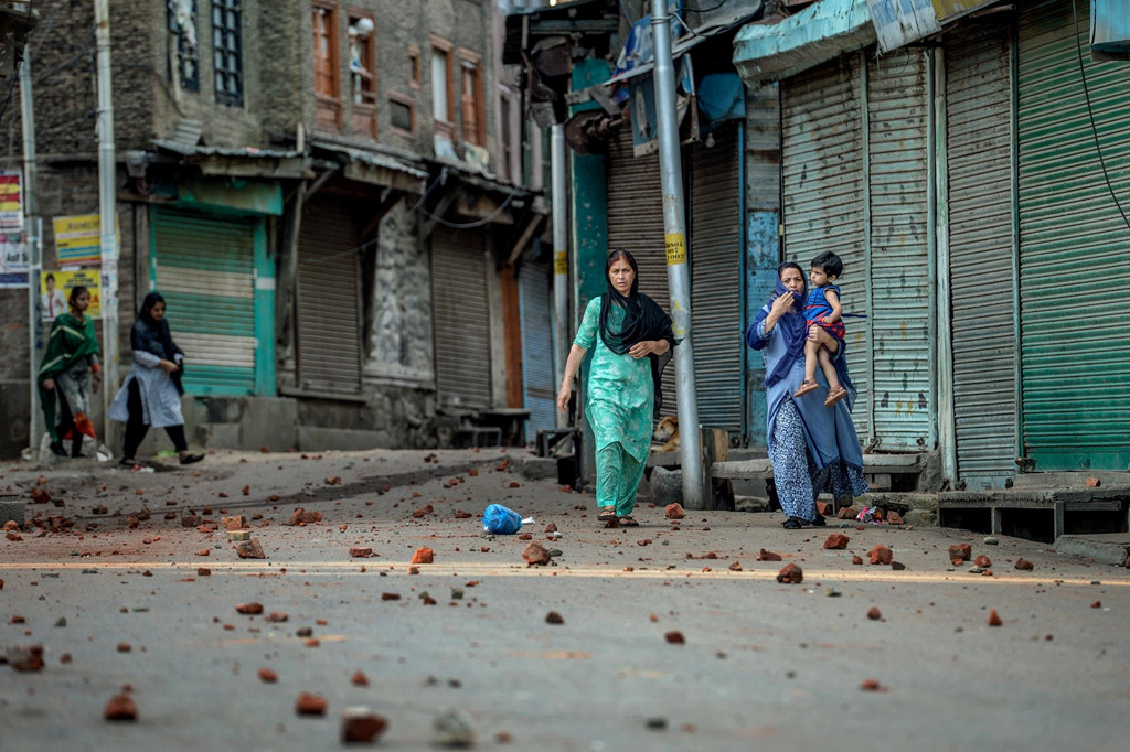 Một cảm giác đe dọa bao trùm thành phố bị cách ly với thế giới và khu vực rộng lớn hơn hôm 10/8, một ngày sau cuộc biểu tình biến thành xung đột giữa người Kashmir và lực lượng an ninh Ấn Độ.