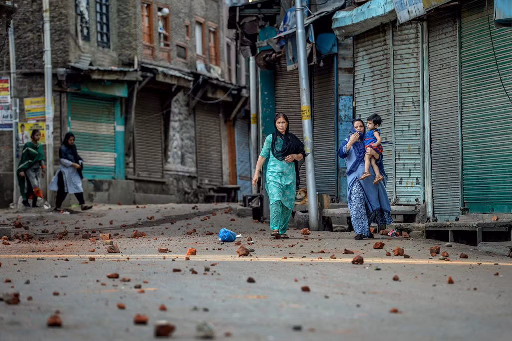 Một cảm giác đe dọa bao trùm thành phố bị cách ly với thế giới và khu vực rộng lớn hơn hôm 10/8, một ngày sau cuộc biểu tình biến thành xung đột giữa người Kashmir và lực lượng an ninh Ấn Độ.