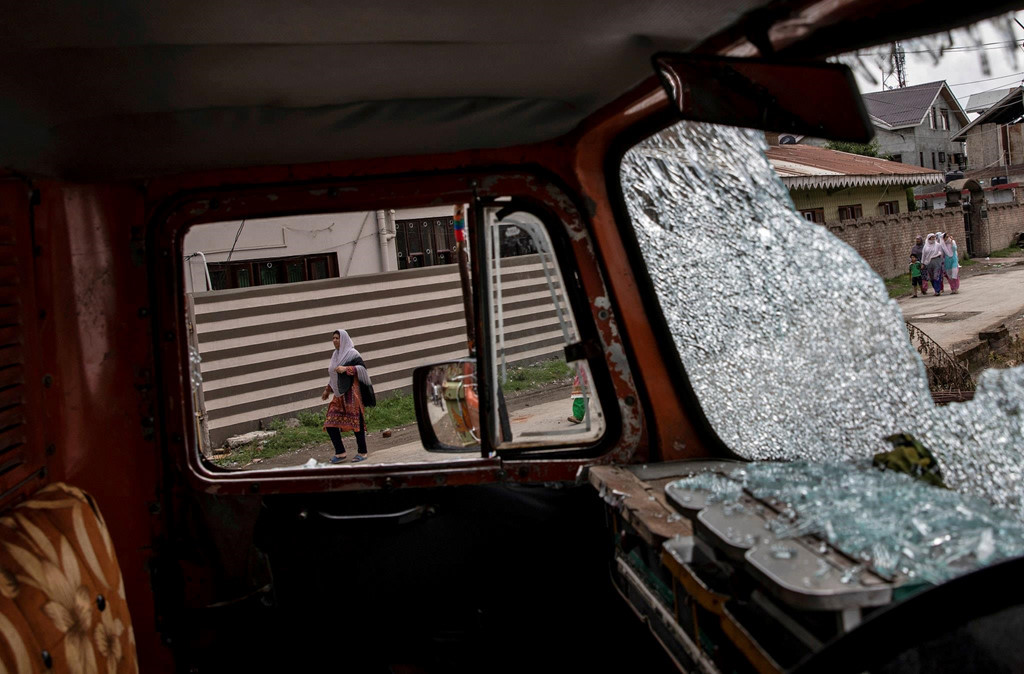 Các cửa hàng đóng cửa im ỉm, những cây ATM rỗng ruột, Internet, điện thoại di động, thậm chí cả điện thoại cố định - mọi sợi dây kết nối với thế giới bên ngoài - đều bị cắt đứt. Kết quả là hàng triệu người không thể liên lạc với người thân.