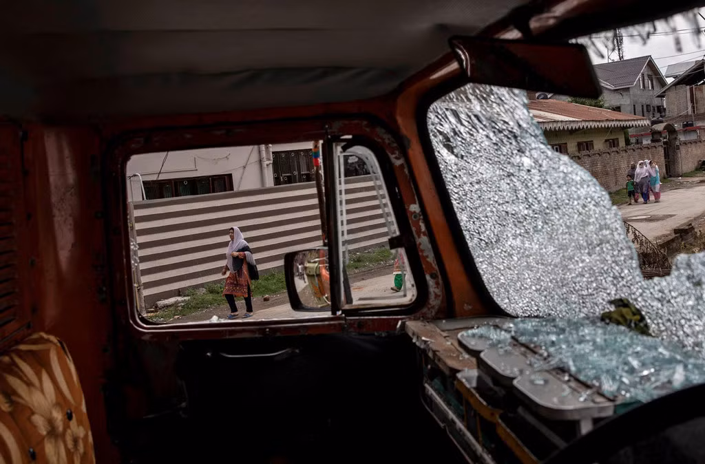 Các cửa hàng đóng cửa im ỉm, những cây ATM rỗng ruột, Internet, điện thoại di động, thậm chí cả điện thoại cố định - mọi sợi dây kết nối với thế giới bên ngoài - đều bị cắt đứt. Kết quả là hàng triệu người không thể liên lạc với người thân.