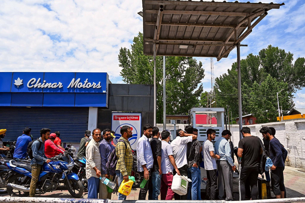 Ông Modi nói rằng cơ chế mới sẽ làm cho Kashmir trở nên hòa bình và thịnh vượng hơn. Trong một phát biểu trên truyền hình hôm 8/8 mà hầu hết người Kashmir không thể xem vì dịch vụ truyền hình bị cắt, ông nhấn mạnh rằng việc biến Kashmir thành lãnh thổ liên bang sẽ loại bỏ tham nhũng, thu hút đầu tư và đem lại những hy vọng mới.