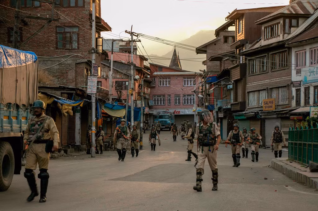 Nhiều người Kashmir coi Ấn Độ là nhà cai trị áp bức và xa lạ. Họ phẫn nộ với tất cả sự thay đổi trong những năm qua đã làm giảm bớt quyền tự trị của Kashmir vốn được xác lập vào năm 1947.