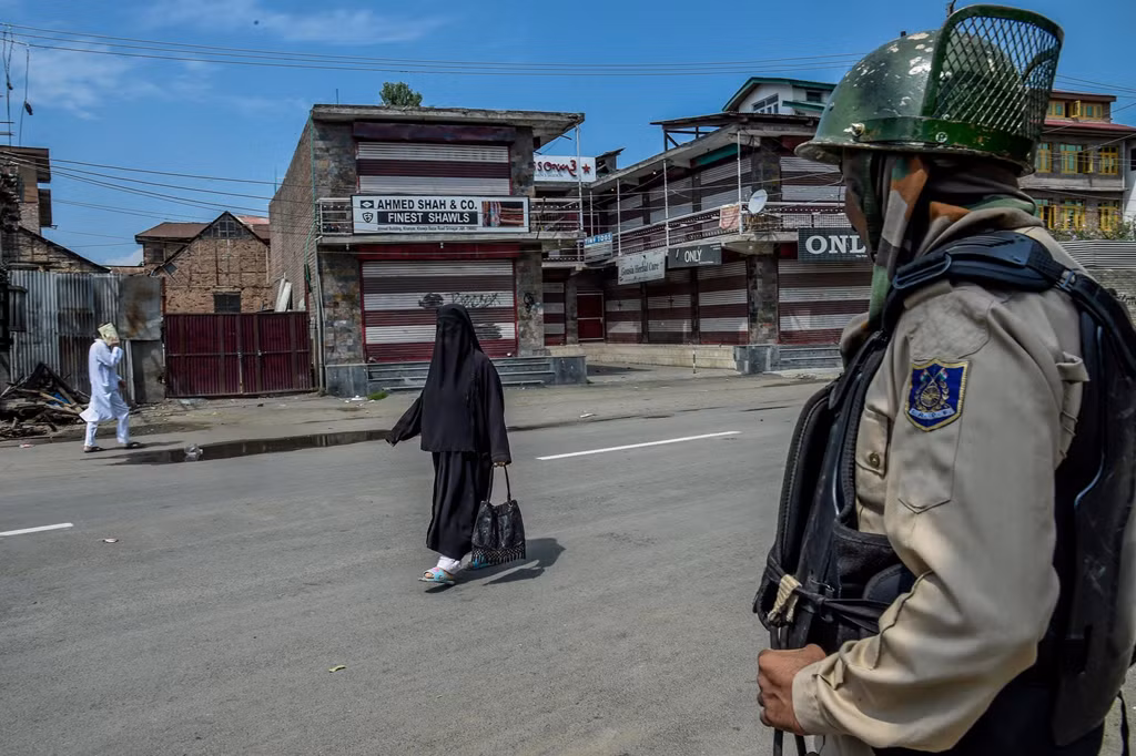 Ấn Độ nói quyết định xóa bỏ quyền tự trị tại Kashmir là vấn đề nội bộ, song Pakistan cho rằng New Delhi muốn tăng cường kiểm soát đối với khu vực có đa số dân là tín đồ Hồi giáo này.