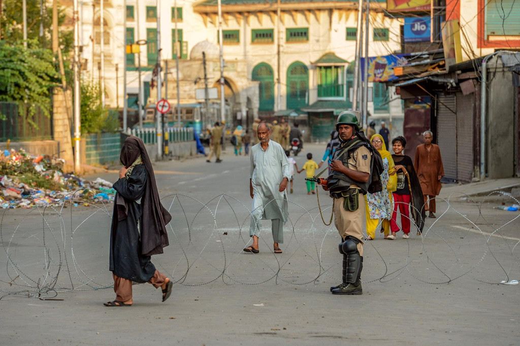 Chiều 9/8, các nhân chứng cho biết hàng chục nghìn người biểu tình ôn hòa đã xuống đường ở Srinagar, hô vang khẩu hiệu tự do và vẫy cờ Kashmir trong khi lực lượng an ninh Ấn Độ nổ súng.