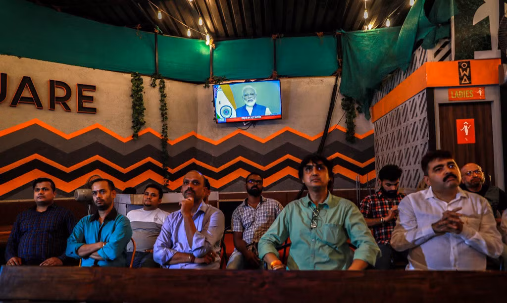 Hàng chục nghìn binh sĩ từ quân đội Ấn Độ, Lực lượng Cảnh sát Dự bị Trung ương (đơn vị bán quân sự) và cảnh sát Kashmir đã được triển khai đến mọi ngóc ngách tại khu vực. Ở một số làng, ngay cả những nơi xa xôi, binh lính thậm chí đứng gác trước cửa mỗi gia đình.