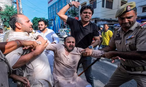 Trên đường phố Srinagar, thành phố lớn nhất Kashmir, các nhân viên an ninh buộc khăn rằn đen trên đầu, lăm lăm khẩu súng bên mình và canh giữ phía sau các chốt kiểm soát. Người dân từ bên trong các ngôi nhà khóa kín cửa liếc ra ngoài cửa sổ, họ sợ bước ra ngoài. Nhiều người phải tuyệt thực và bị đói.