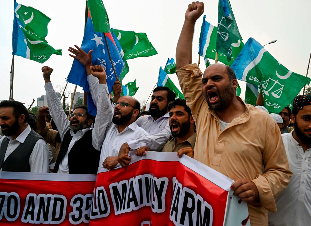 Các cơ sở dân sự bị đóng cửa ở mọi nơi, từ trường học đến công viên. Lương thực cạn kiệt, trẻ em không có đồ ăn. Người dân phải mạo hiểm ra khỏi nhà.