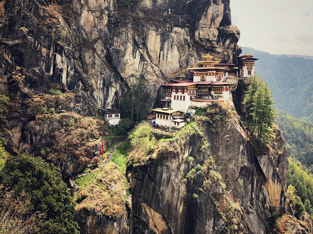 Tôi không biết liệu mình có hạnh phúc không nếu định cư sinh sống tại quốc gia hạnh phúc nhất thế giới này. Nhưng thời gian ở đây, tôi thấy hạnh phúc khi chạm tới ước mơ của mình, được thăm các tu viện pháo đài cổ, lắc lư trên con đường ngoằn ngoèo xuyên qua những cánh rừng, ngắm dãy Himalaya mờ ảo trong màn mây mù và nhìn nụ cười hiền hậu trên gương mặt những cư dân luôn hạnh phúc. *) Title do Kiến Thức biên tập lại