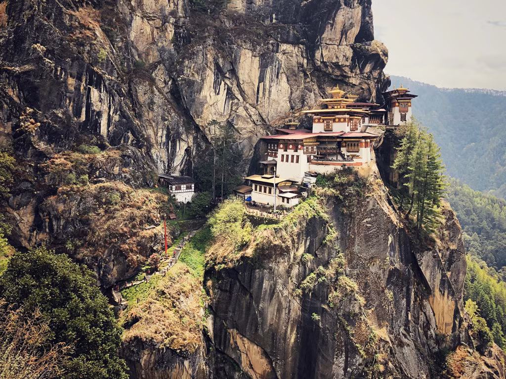 Tôi không biết liệu mình có hạnh phúc không nếu định cư sinh sống tại quốc gia hạnh phúc nhất thế giới này. Nhưng thời gian ở đây, tôi thấy hạnh phúc khi chạm tới ước mơ của mình, được thăm các tu viện pháo đài cổ, lắc lư trên con đường ngoằn ngoèo xuyên qua những cánh rừng, ngắm dãy Himalaya mờ ảo trong màn mây mù và nhìn nụ cười hiền hậu trên gương mặt những cư dân luôn hạnh phúc. *) Title do Kiến Thức biên tập lại