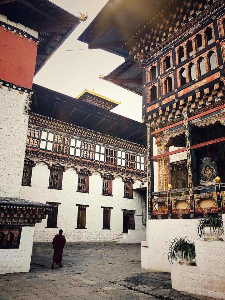 Hơn hai phần ba người dân Bhutan theo đạo Phật. Các tu viện Phật giáo nằm ở khắp nơi, nhẹ nhàng ẩn hiện trong làn khói trầm mặc. Bóng áo cà sa đỏ, khung cửa chạm trổ cầu kỳ của các mái chùa và mùi hương trầm thơm ngát được ôm trọn bởi núi rừng xanh mát khiến bất cứ ai cũng muốn một lần tìm về để gột rửa mọi vướng bận trong lòng, tận hưởng bình yên, tĩnh lặng.