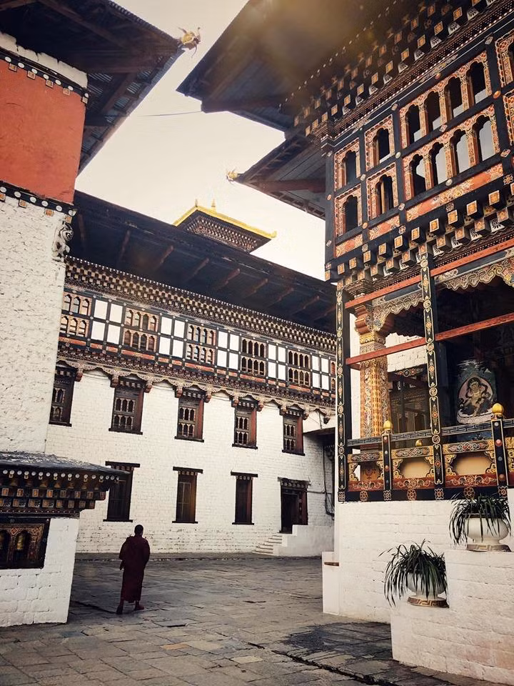 Hơn hai phần ba người dân Bhutan theo đạo Phật. Các tu viện Phật giáo nằm ở khắp nơi, nhẹ nhàng ẩn hiện trong làn khói trầm mặc. Bóng áo cà sa đỏ, khung cửa chạm trổ cầu kỳ của các mái chùa và mùi hương trầm thơm ngát được ôm trọn bởi núi rừng xanh mát khiến bất cứ ai cũng muốn một lần tìm về để gột rửa mọi vướng bận trong lòng, tận hưởng bình yên, tĩnh lặng.